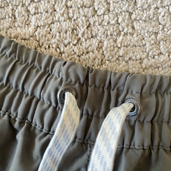 Vuori Women's Active Clementine Shorts 2.5" Inseam in Olive Green Size M - Picture 6 of 7